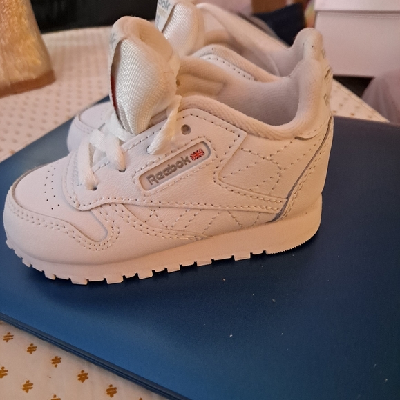 White Reebok Classics - Picture 2 of 5